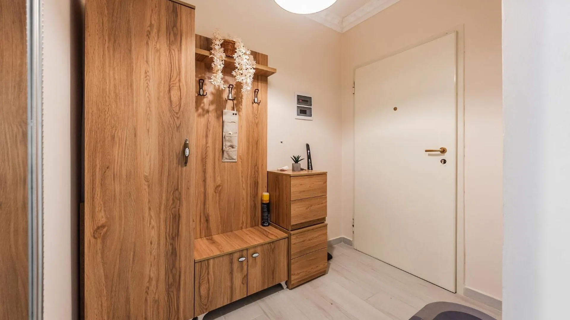 Helia'S Cozy Apartment Qerret Golem